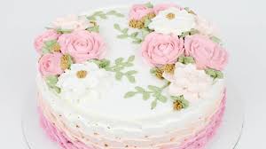 Ora disegnate le rose di panna con la sac à poche sbafata di colore bordeaux, partendo dalla base. 1001 Idee Per Torte Decorate Con Panna Montata Colorata