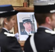 Le frère d'arnaud beltrame lui rend hommage sur twitter. Arnaud Beltrame Stars Et Anonymes Rendent Hommage Au Heros De L Attentat De Trebes Purebreak