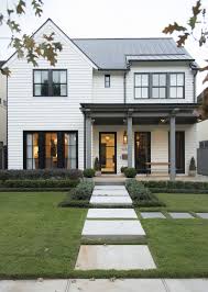 Black And White House Exterior Modern 56 Stylish Home Black And White House Exterior Design Oneonroom Modern Farmhouse Exterior White Exterior Houses House Designs Exterior