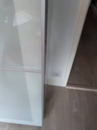 A droite, deux placards complètent les rangements. Probleme Porte Coulissante Ikea