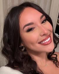 Krystal Robertson's Instagram, Twitter & Facebook