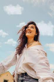 Lost In The Clouds Outdoor Photoshoot Photoshoot Poses Portrait Photography Poses