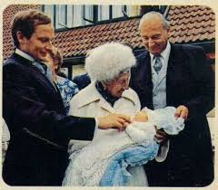 Ernst august georg wilhelm christian ludwig franz joseph nikolaus oskar, hereditary prince of brunswick, prince of hanover is the head of the german house of hanover, and the great, great grandson of queen victoria. Unvergessene Kaisertochter Herzogin Viktoria Luise Corona