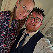 Bonjour j'aimerais savoir pourquoi ma télécommande fais ça svp.Sachant que  le bateau fonctionne très bien je ne comprend pas