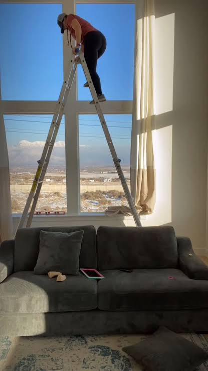 Erith fitter measuring bay window for made-to-measure blinds
