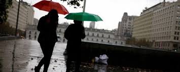 El frío de la jornada será la antesala para un viernes lluvioso en la capital. Anuncian Chubascos Para Hoy Viernes Y El Fin De Semana En Santiago Y Zona Central Del Pais