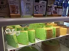 Bolunya lembut dengan selainya yang asam manis. Pandan Cake Wikipedia