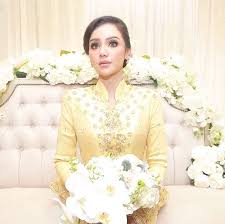 Padu padan baju kuning dengan jilbab warna dongker cocok dikenakan untuk berbagai suasana. Baju Kahwin Songket Kuning