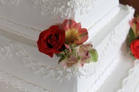 Beautiful decor ideas with sweet pea wedding flowers. Wedding Cake Flowers Weddings By Bakanas