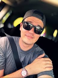 What is a good brand of subs to go with 8k taramp and how many subs?