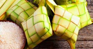 Resep ketupat ini hanya membutuhkan dua bahan utama yaitu selongsong janur ketupat dan beras. Gampang Gini Cara Buat Ketupat Yang Mudah