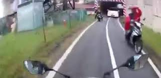 Games farid 381 views7 months ago. Video Kereta Masuk Laluan Motosikal Sebabkan Kemalangan Mujur Mangsa Ada Rakaman