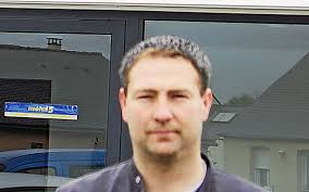 Vitrine. Michel reprend le garage Henry