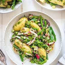 Salat Mit Erdbeeren Tomaten Minze Und Basilikum Rezept Elle Republic Mediterrane Rezepte Kartoffelsalat Rezept Rezepte