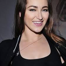 Elena Ashton's Instagram, Twitter & Facebook