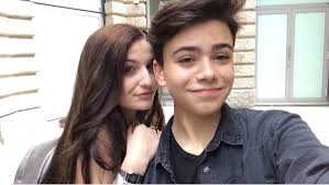 Luciano spinelli è un ragazzo di 18 anni, è nato a monza il 14 luglio del 2000 e vive in un luciano apre il suo canale youtube il 30 maggio del 2015 e il suo primo video caricato si chiama mi presento. Luciano Spinelli Fidanzate
