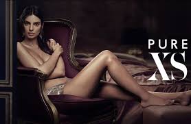 Woody notes of plum, cedar, hazelnut. Emily Ratajkowski Nue La Pub Du Parfum Paco Rabanne Pure Xs 2018