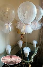 Un centro de mesa con globos dará un aspecto alegre a tu fiesta y todos tus invitados hablaran de este pequeño detalle decorativo tan simple hecho de globos. Centros De Mesa Con Globos Adornos Para Boda Globos Para Boda Mesas De Boda
