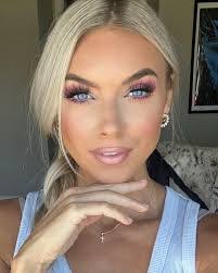 Helen Munoz's Instagram, Twitter & Facebook