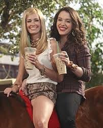 Caroline sa chce zapáčiť, ale panovačná matka aj dve bobbyho sestry básnia stále o jeho bývalej, ktorej fotka visí na stene. Dve Socky Home Facebook