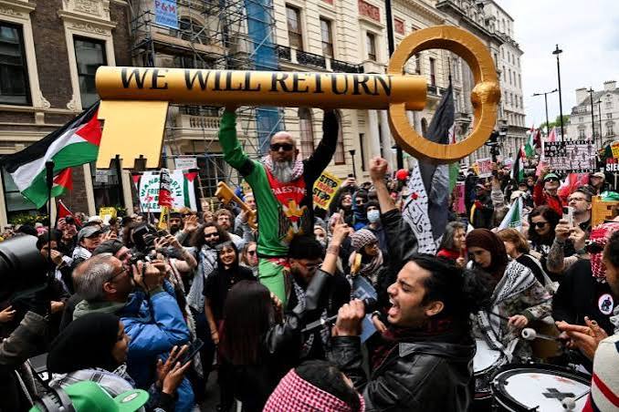Tens of thousands march in London in far-right and pro-Palestine protests