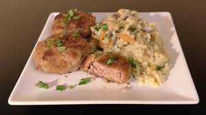 0 fierbi până scade apa, apoi o prăjeşti în untura lăsată de ea până când se formează o crustă. Chiftele La Cuptor Cu Cuscus Youtube