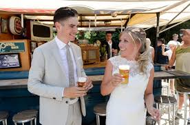 Wout van aert staat zondag als topfavoriet aan de start van de 104de ronde van vlaanderen. In Beeld Wout Van Aert Is Getrouwd Wereldkampioen Veldrijden Geeft Zijn Sarah Het Jawoord In Herentals Time Out Hln Be