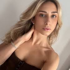 Emily Bellew's Instagram, Twitter & Facebook