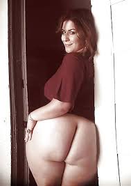 Beauté brune BBW pulpeuse nue et fontaine