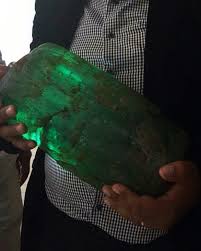 So Far The Largest Rough Emerald Specimen Found In This Quality Around The Chivor Mines It I Stones And Crystals Crystals And Gemstones Minerals And Gemstones