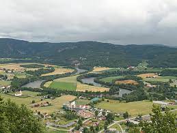 The river runs through the municipalities larvik, lardal, kongsberg, flesberg, rollag and nore og uvdal. Numedalslagen Store Norske Leksikon