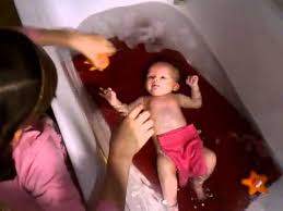 Damit die wassertemperatur beim baden eines babys optimal wird, solltet ihr erst prüfen, ob es angenehm warm und nicht zu heiß ist, bevor ihr das baby hineinlegt. Baden In Der Grossen Wanne Youtube