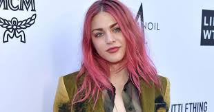 Image captionkurt cobain's daughter, frances, was among the first visitors to the irish exhibition. Kurt Cobain S Only Child Frances Bean Cobain Is Finally Embracing Her Father S Legacy In Her Own Way Meaww
