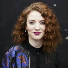 Jess glynne reveals nan died from coronavirus as she reflects on 'horrific time'. The Gorgeous Jess Glynne Jess Glynne Curly Hair Styles Clean Bandit