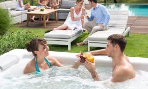 Der sprudelnde whirlpool, der perfekt für die entspannung von körper und geist ist. Premium Outdoor Whirlpools Fur Ihren Garten