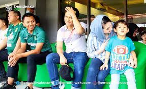 Bersama pasangannya mochamad nur arifin dirinya. Dear Bonek Kalian Sukses Bikin Emil Dardak Dan Arumi Bachsin Kagum Emosi Jiwaku