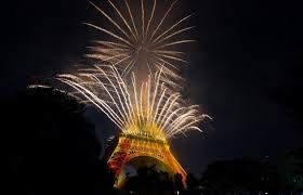 Le feu d'artifice tiré depuis le trocadero près de la tour eiffel, sur une ambiance disco avec une boule à facettes géante, composée de 1200 miroirs, créé par l'artiste michel de broin revoir le feu d'artifice intégralement : Eine Rundfahrt Auf Der Seine Um Das Feuerwerk Des 14 Juli Zu Bewundern Paris Fremdenverkehrsamt Paris