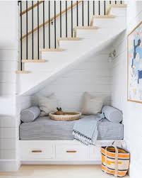 استغلال تحت الدرج بجلس جميله الدرج استغلال مساحات استغلال المساحات البيت ترتيب المنزل ترتيب البيت مساحات Home Under Stairs Nook Stair Nook Home Decor