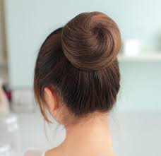 Scarlett è una ragazza dai capelli rossi raccolti in una grossa crocchia, . Capelli Raccolti In 10 Fantastiche Acconciature Cambiarestile It