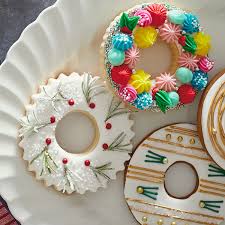 Perfect for beginners cookie decorators! Christmas Cookie Decorating Ideas 3 Modern Christmas Wreath Cookies Hallmark Ideas Inspiration