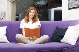 William afton o el hombre morado (también conocido como purple guy o purple man en inglés) y como dave miller (solo en los libros) es un personaje que cumple como antagonista indirecto de la franquicia. Mujer Leyendo Libro Sentado En Sofa Morado Foto De Stock Crushpixel