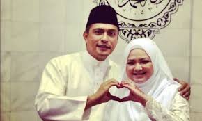 Kenyataan itu dibuat selepas nurul hidayah, anak perempuan bekas timbalan perdana menteri datuk seri ahmad zahid hamidi, menyiarkan video anaknya 'memberi amaran' di instagram. Tahniah Adi Putra Nikah Semula Dengan Bekas Isteri Pertama Aida Yusof