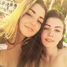 Burcu özberk makyajlı makyajsız her hâli ile bir dünya güzeli gerçekten müthiş bir kadin çok pozitif ve güler yüzlü harika bir insan. Gunesin Kizlari Dizisinin Nazli Si Burcu Ozberk In Instagram Halleri