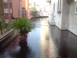 I pavimenti per esterni necessitano di caratteristiche diverse rispetto alle superfici interne. Polyu Standard Guaina Bicomponente Carrabile Resinsiet Srl