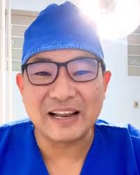 O médico obstetra Alexandre Taniguti compartilhou em um vídeo no Instagram  seu hábito de orar por todos os bebês que nascem sob seus cuidados. Ele  contou que, em cada parto, dedica um