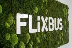 Das Flixbus Logo Integriert In Eine Grosse Flache Aus Wald Und Kugelmoos Pflanzen Moosbilder Moos
