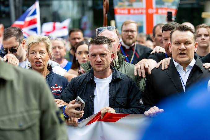 Dozens of arrests at Tommy Robinson and pro-Palestinian marches — as it happened