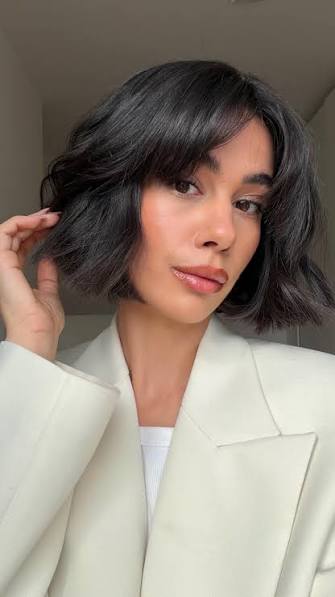 If your bob isn’t bobbing… add some curls on each side 🤍✨, #bob #easyhairstyles #frenchbob #shorthair #hairtutorial