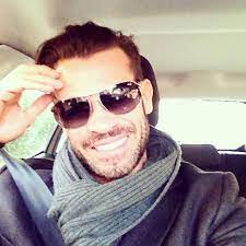 Gianni sperti nasce il 12 aprile del 1973 a manduria, in provincia di taranto. Gianni Sperti Home Facebook