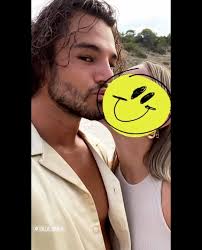 Anthony Colette : Rarissime photo avec sa mystérieuse chérie, le danseur  rayonne en vacances